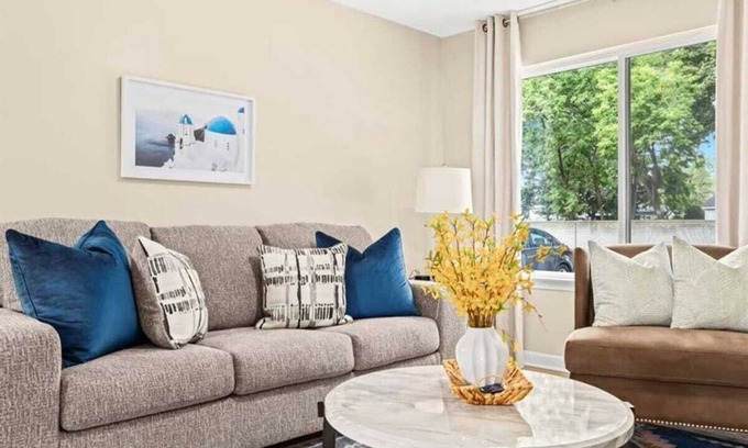 Roseville Apartamento | Spacious 1BR End Unit, Heart of Roseville