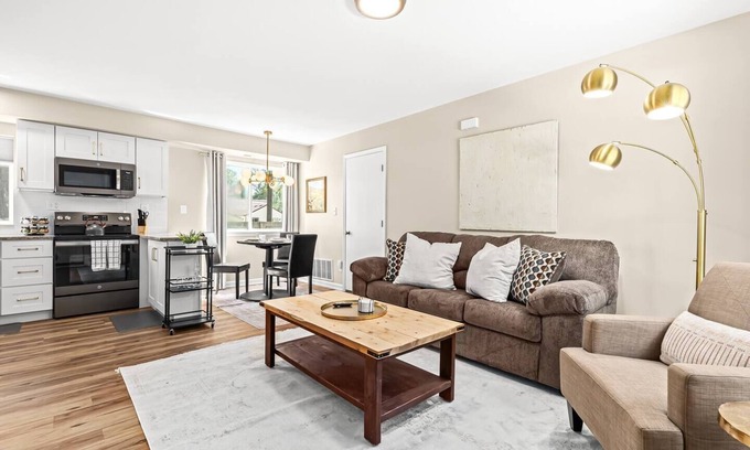 Roseville Apartamento | Spacious 1BR Flat w/ King Bed & Workspace