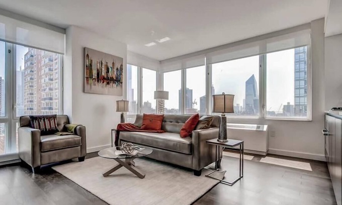 Hell's Kitchen Apartamento | Spacious 1BR | Full Kitchen | Washer/Dryer | Balcony | by GLS