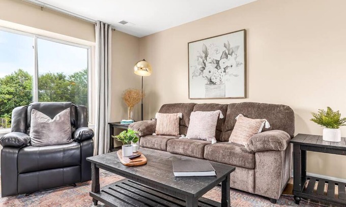 Roseville Apartamento | Spacious 1BR Upper Flat in the Heart of Roseville