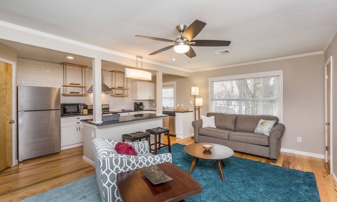 Winston - Salem Apartamento | Precioso apartamento recientemente renovado con cama King, estacionamiento, lavandería y mucho más.