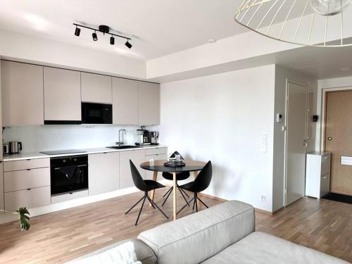 Keskinen District Apartamento | Spacious 1BR With Balcony