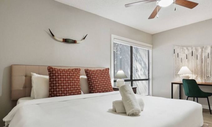 Brentwood Apartamento | Spacious 2 Apt Combo | Sleeps 12 + Pool and Pets