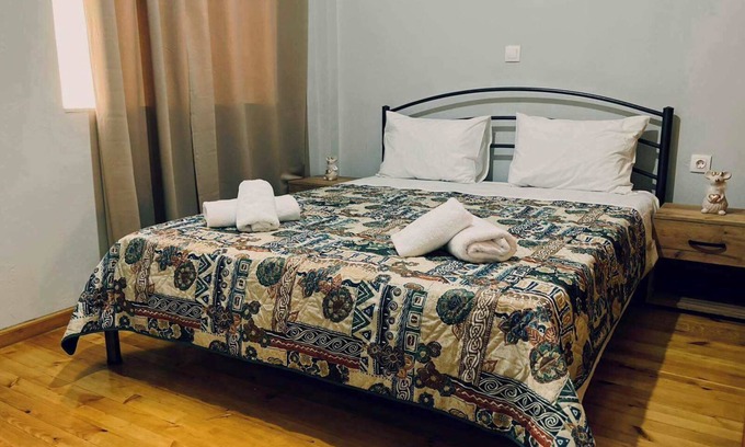 Troezen Apartamento | Spacious 2 Bd Apt in Quiet Troezen Village