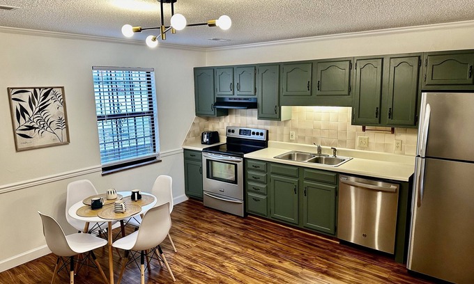 Knoxville Condominio | Spacious 2 Bed, 1.5 Bath Condo. Safe, Clean & Stylish 4.3 miles to Downtown/UT