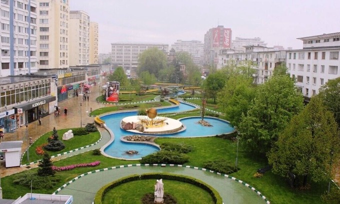 Pitesti Apartamento | Amplio condominio de 2 habitaciones / 2 baños, cerca del centro de la ciudad