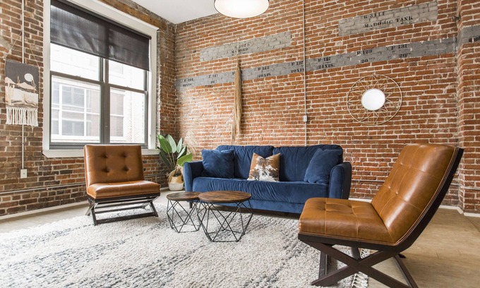River Market Apartamento | Spacious 2-bed loft with full kitchen, washer/dryer, city views, and in-building gym, game room, and coffee bar. Walkable location with streetcar access just steps away.