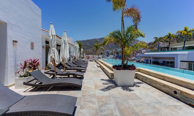 Puerto Vallarta Apartamento | Spacious 2 bed 2 bath Romantic Zone Condo w/ Pool