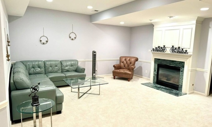 East Brunswick Casa | Spacious 2-bedroom basement apartment in East Brunswick with Movie Theatre