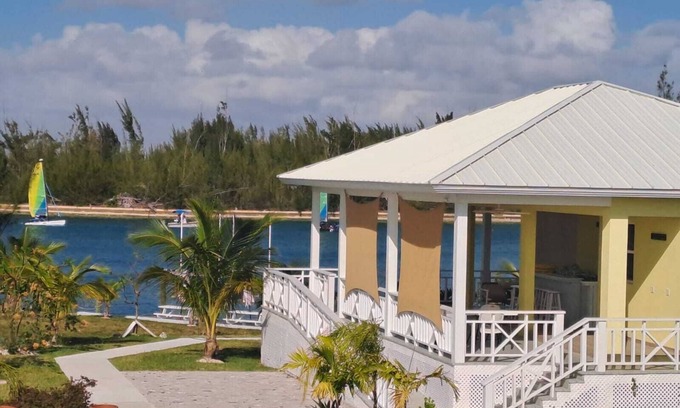 Freeport Apartamento | Spacious 2 Bedroom Apartment: Pool, Clubhouse, Dock -Da Bahamian Life Vacations