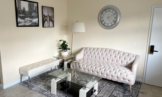 Brooklyn Apartamento | Spacious 2 bedroom apartment with Patio! As Seen On Arbnb 5 star listing!