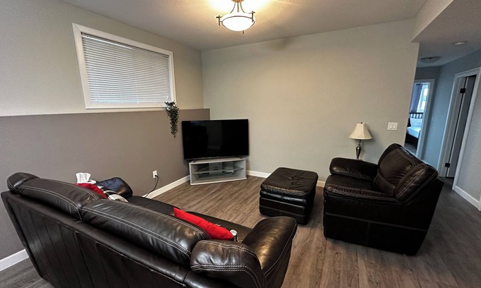 Sylvan Lake Apartamento | Spacious 2 bedroom basement suite with outdoor patio