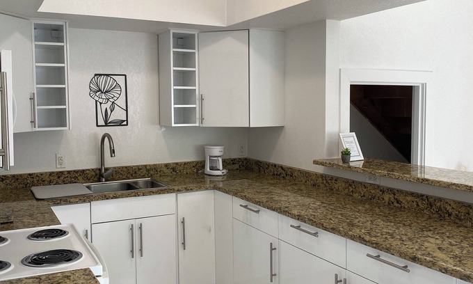 Bodden Town Apartamento | Spacious 2-bedroom apartment in Bodden Town with WiFi and AC