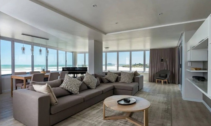 Lagoon Beach Apartamento | Spacious 2 Bedroom, Panoramic Sea Views with Wifi and Parking