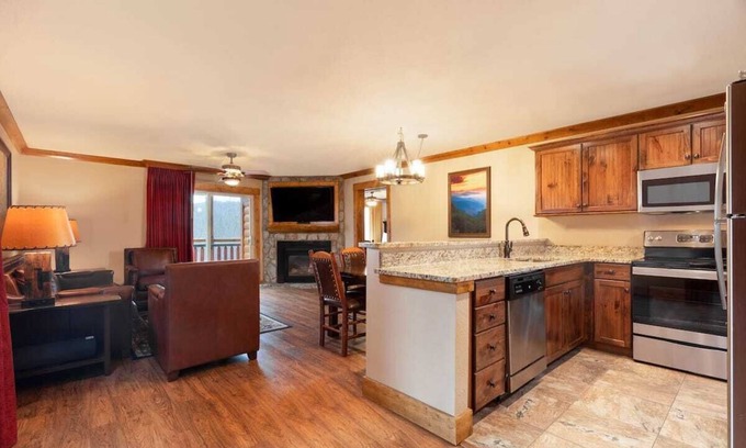 Gatlinburg Complejo | Spacious 2-bedroom resort with WiFi, free indoor waterpark in Gatlinburg TN