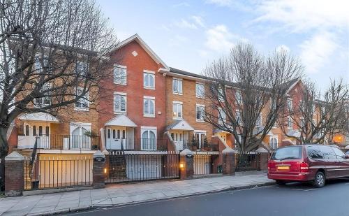 Swiss Cottage Casa | Spacious 2-bedroom Townhouse with Garden & Patio