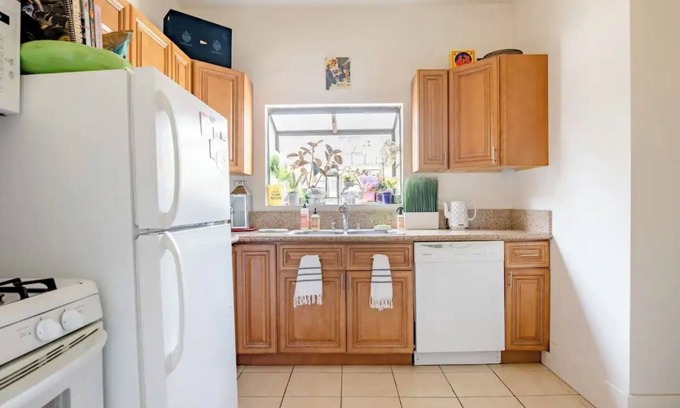 Melrose Apartamento | SPACIOUS 2 BEDROOM APARTMENT IN HOT SPOT OF LOS ANGELES. Quiet and Chic