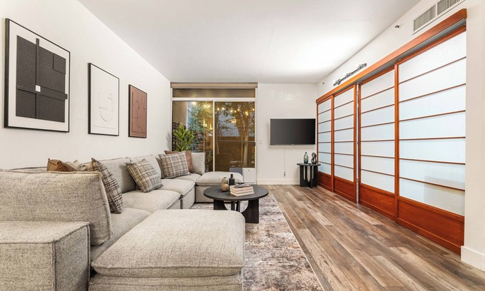 Downtown Los Angeles Condominio | Spacious 2 Bedroom Condo in DTLA, Large Private Patio, Pets Welcomed