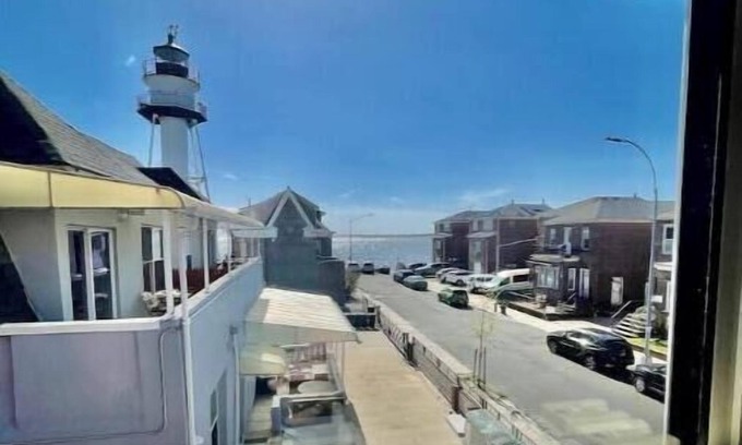 Sea Gate Apartamento | Spacious 2 Bedroom with porch and backyard