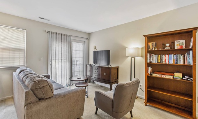 Northeast Raleigh Casa | Spacious 2 bedrooms townhouse by the Greenway/ Pool access
