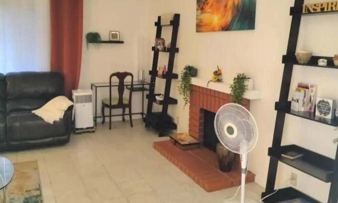Riverview West Apartamento | Spacious 2 BR 2 BA apt TV Stores