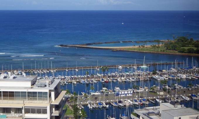 Waikiki Condominio | Amplias 2 habitaciones con vistas al océano, Diamond Head, puerto, puesta de sol y fuegos artificiales.