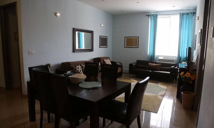 Queens Apartamento | Amplio apartamento de 2 habitaciones en el corazón de Astoria.