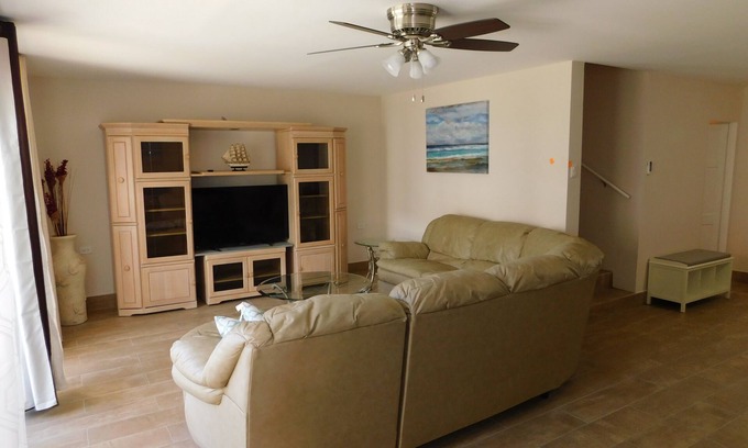 Buccoo Condominio | Amplio condominio de 2 pisos con todas las comodidades en una excelente ubicación
