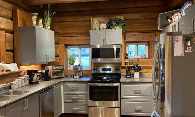Adams Lake Casa | Spacious, 2000 sq. ft. Luxury Log House on Adams Lake..