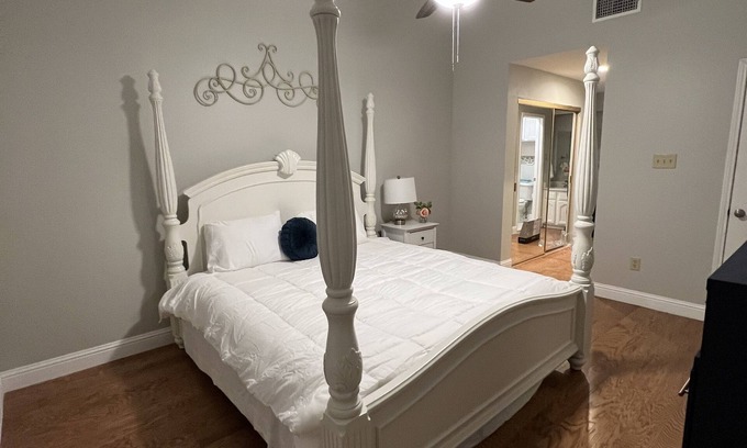 South Arlington Casa | Spacious 2BD 2BA FreeWiFi Parking 12 mi - AT&T Stadium, Globe Life Field, TLive!