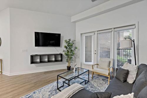 Cherry Apartamento | Spacious 2BD - 5 Min DT, Gym, Parking, W-D - Sleep 12
