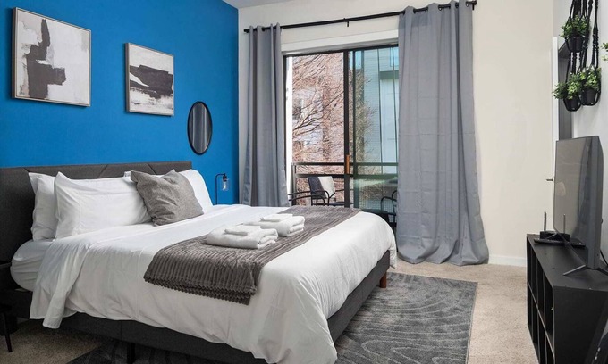 Second Ward Apartamento | Spacious 2BD with Private Balcony and Free Parking 1