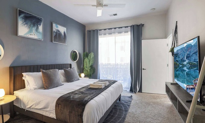 First Ward Apartamento | Spacious 2BD with Private Balcony and Free Parking 2