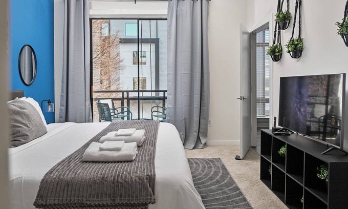 First Ward Apartamento | Spacious 2BD With Private Balcony and Free Parking