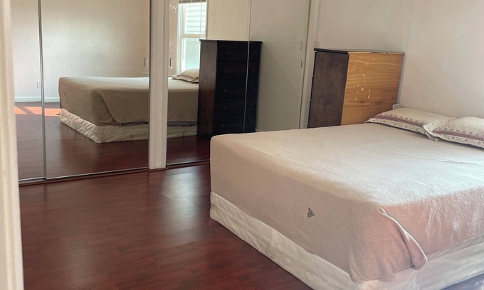 Oakland Casa | Spacious 2Bedroom House 1Bath in the Heart of the Bay. Minutes from attractions.