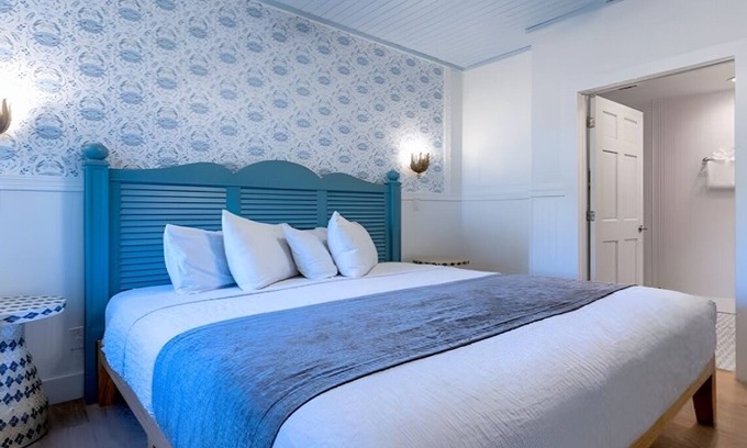 Captiva Hotel | Spacious 2BR Cottage | Porch | Pools | Free Parking | Steps from Captiva Beach