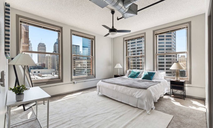 Downtown Kansas City Apartamento | Spacious 2BR Downtown Retreat