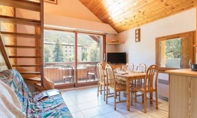 La Salle-les-Alpes Apartamento | Dúplex acogedor para 6 en Villeneuve, cerca de pistas, balcón soleado y garaje