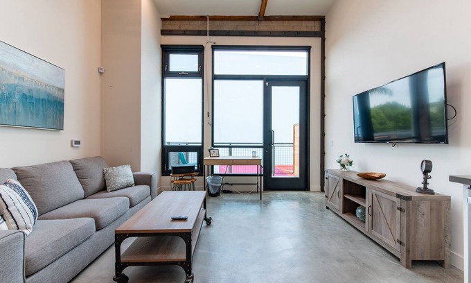 Artists Village Apartamento | Spacious 2BR ,Family& Pet Friendly, Tesla charging Station on site, Near Disney