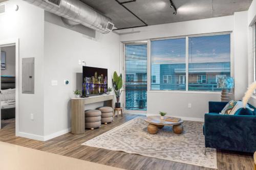 Historic Uptown Apartamento | Spacious 2BR Retreat Perfect for Tropicana Events