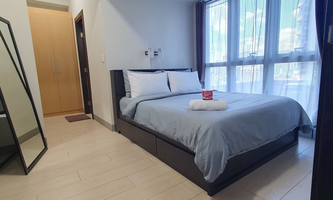 Bonifacio Global City Condominio | Spacious 2BR unit in the center of BGC very close to malls, resto and shops