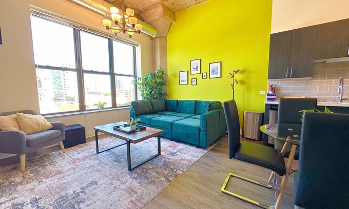 Near South Side Casa | Spacious 2BR Unit Skyline View - Walk to McCormick