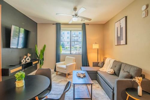 Orange Heights Apartamento | Spacious 2BR Uptown Biltmore Gym Pool Parking WD
