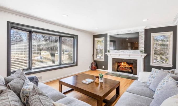 Grosse Pointe Casa | Spacious 3 BR Modern Home in Grosse Pointe Park