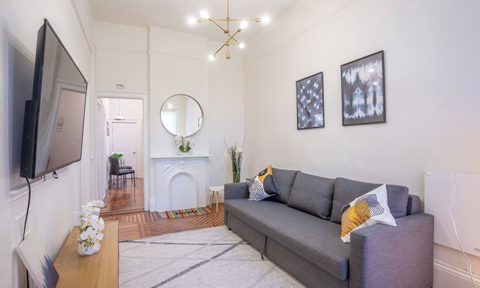Lower Haight Apartamento | Spacious 3 Bd 2 Ba w/Bonus Room, Laundry in Central Hayes Valley, Pet Friendly