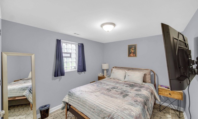 Woodlawn Apartamento | Spacious 3 BDR/1 Bath - 1 mi from UChicago - Perfect for Traveling Professionals