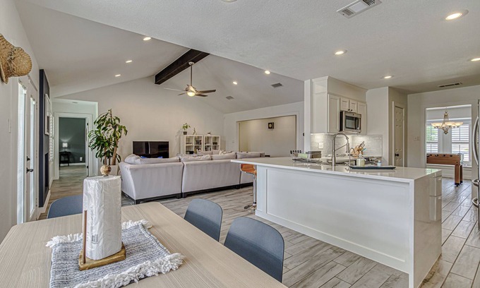West Oak Hill Casa | Spacious 3-BDR Oasis w/Private Pool, Outdoor Kitchen—Ideal for Extended Stays!