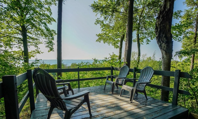 Owen Sound Cabaña | Spacious 3 bed 4 bath private cottage with amazing lake view sleeps 6
