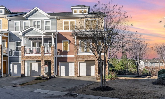 Apex Casa | Spacious 3 bed 4 bath with room for 8 in popular Apex, NC. Pet friendly!