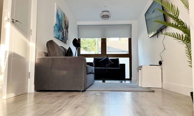 Bushey Apartamento | Spacious 3 bed Duplex Apartment - 18 mins from Central London - sleeps 8